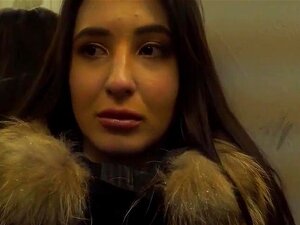 Schau dir DEBT4k an. 10.000 Dollar ist eine verrückte Menge Geld,