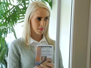 Jehovas Zeuge fühlt sich nicht wirklich wohl.Sie erzählt