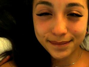 Kleine Alien Fly vliegt in 2 Duitse tienerstiefzussen kamer Pov