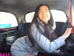 Vrouwelijke Fake Taxi Mooie brunette heeft haar eerste lesbische