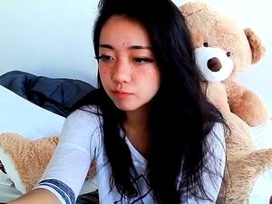 MILF asiatique rasée éjaculant en se masturbant sur webcam