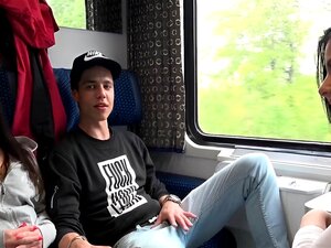 Heißer Vierer-Sex im öffentlichen ZUG