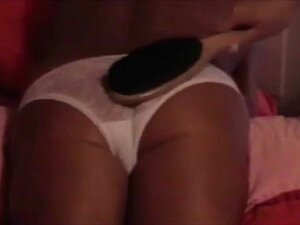 Sissy Ehemann Haarbürste wird von der Frau versohlt