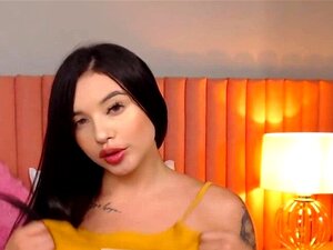 Brunette Babe vervult je fantasieën. Deze brunette babe is lang,