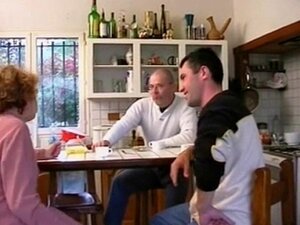 Alte französische Milf bietet ihren Arsch an