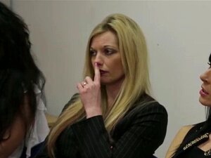 Geklede babe vernederd idioot. Geklede babe vernederen idioot met