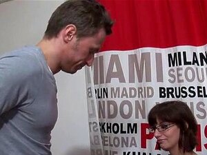 Lerne Lola kennen, eine vollbusige Verführerin mit einer wilden