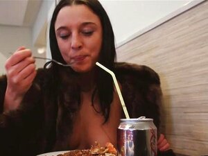 Gebundene Prostituierte bekommt Muschi-Spielzeug. Gebundene