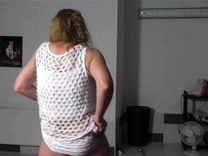 Versaute Milf bekommt nach dem Lapdance Ladung auf die Titten. Es ist
