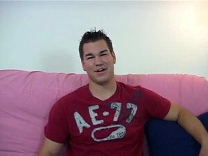 Hete homoseks Aaron begon zichzelf te poten om zichzelf om te draaien