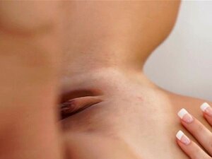 Süße mit kleinen Titten liebt Oralsex. Nette Babe mit kleinen