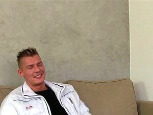 Muskulöser Typ fickt busty Milf-Agentin beim Casting
