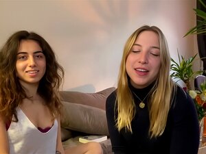 Ersties - Facesitting und heiï¿½e Finger-Action mit Kara und Zoe