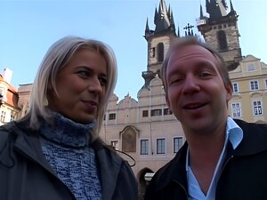 Söpö blondi tsekkityttö