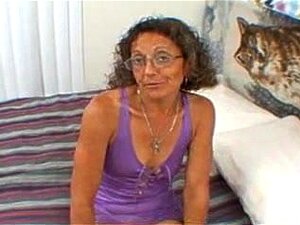 Candi, die Stiefmutter, die ich gerne ficken würde, masturbiert