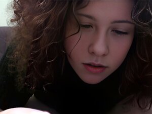 Süßes molliges Mädchen macht eine Cam-Show. In der Stimmung für