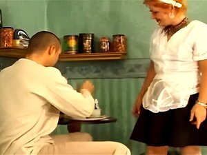 Lockiges älteres Dienstmädchen