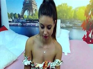 Storpuppet brunette som frister på webcam