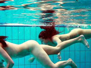 Zwei heiße Schlampen nackt im Pool