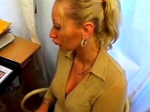 Saftige deutsche Amateur-Blondine fickt auf der Couch