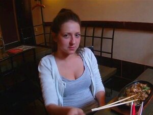 Grote tieten slet neukt op eerste dates. Grote tieten brunette slet