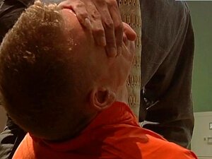 Gefängniswärter dominiert unterwürfigen Gefangenen