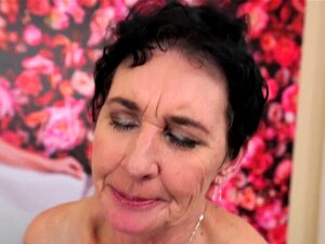 Rentner nimmt es mundvoll. Rentner mit schlaffen Titten nimmt Sperma