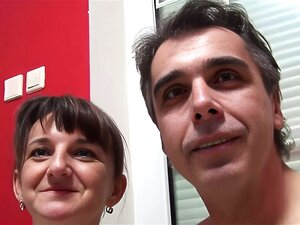 Sensuella MILFs med stora saftiga bröst njuter av orgasmisk njutning.