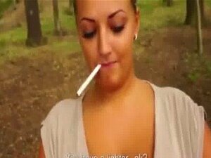 Rauchende Babe mit großen Titten lutscht Schwanz, nachdem sie ihre