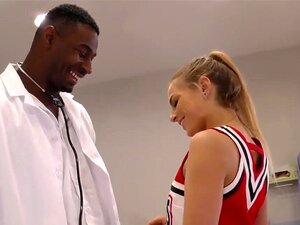 Cheerleader-Süße Sydney Cole fickt einen schwarzen Schwanz im