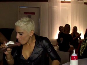 Versaute Schwanzlutscher-MILFs auf Kamera erwischt