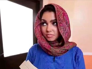 Una timida studentessa araba sexy scopa il cazzo per la prima volta