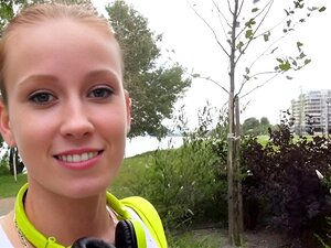 Enge Amateur-Eurobabe geile Dreier-Action mit zwei perversen Typen