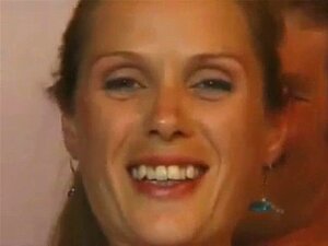 Врућа длакава трудница даје своју