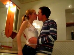 Keine Zeit fürs Bett. Auf einer Geburtstagsparty schleichen sich