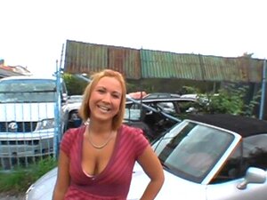 Heet en wild openbaar pijpen. Hete kont babe geeft haar hengst
