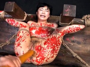 Huilende Aziatische slavin weerstaat de geilste seks **