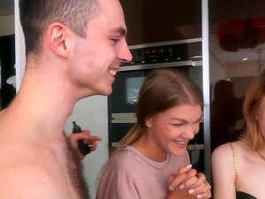 Как создаются груповые порно сцены.
