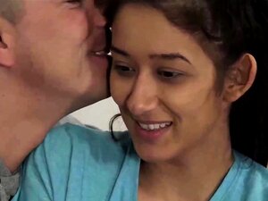 Repariere ihr Handy und ficke ihre großen Latina-Titten