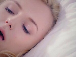 De schattigste blonde babe bevredigde zichzelf met vingeren. De