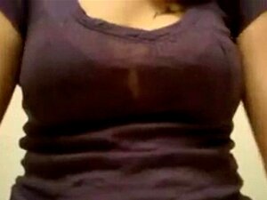 Sexy busty big tit cutie fingert ihre enge muschi