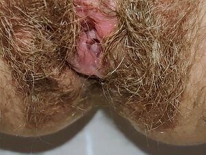 Nasse Fotze versteckt sich zwischen den haarigen Haaren und Piddles