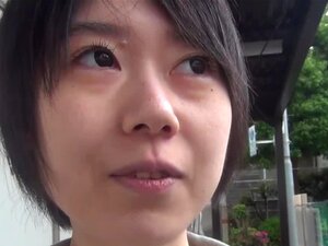Japonesa fresca mostra a bunda e a buceta