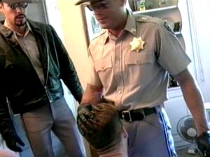 Два полицајца ће да ухапсе неке сероње