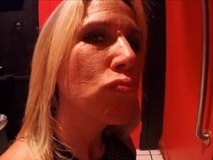 Frau wird am Glory Hole vollgespritzt