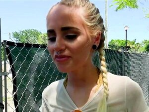 Hete blonde Naomi Woods neukt een vreemde in een verlaten huis