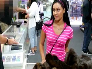 Latina will ihren alten Nerzmantel verkaufen, der in Sex übergeht