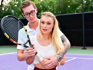 Natalia Starr neukt buiten met haar middelgrote tieten