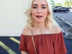 Slank babe Anastasia Knight knullar en kåt främling. Se här in en
