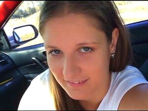 Gewöhnliches Mädchen wird draußen im Auto gefickt